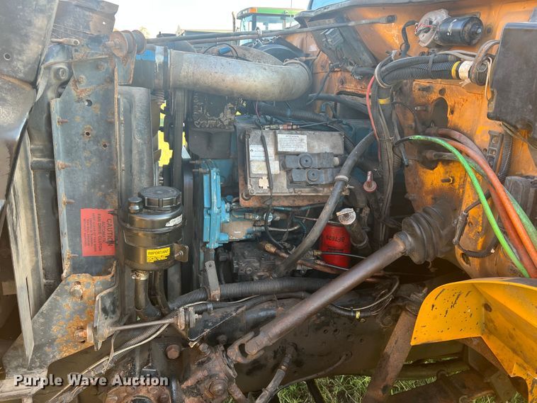 image for item MQ9789 2002 International 4900  dump truck