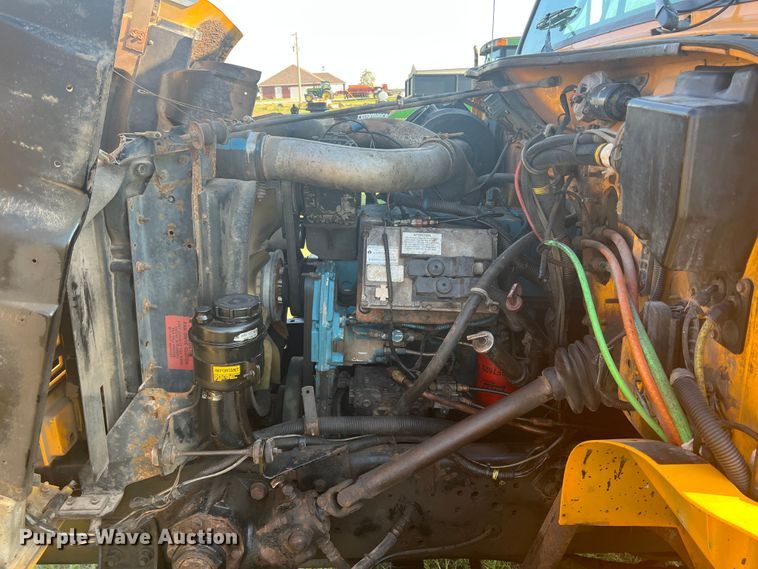 image for item MQ9789 2002 International 4900  dump truck