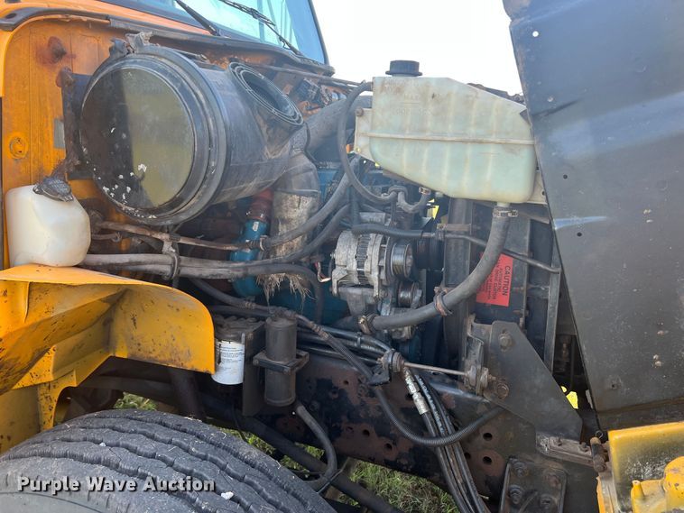 image for item MQ9789 2002 International 4900  dump truck