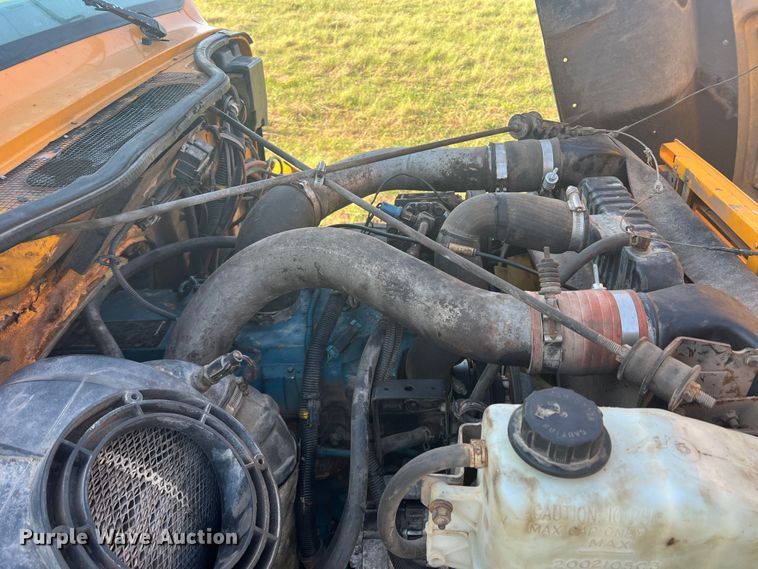 image for item MQ9789 2002 International 4900  dump truck