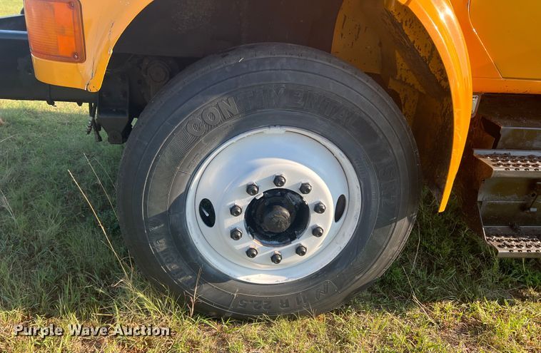 image for item MQ9789 2002 International 4900  dump truck