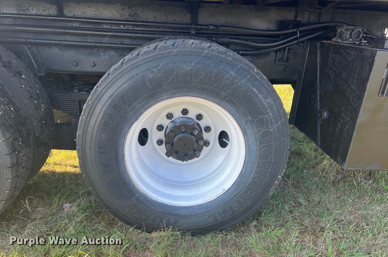 image for item MQ9789 2002 International 4900  dump truck