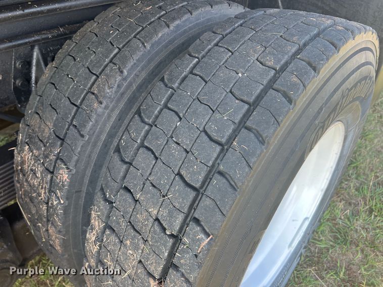 image for item MQ9789 2002 International 4900  dump truck