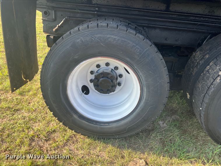 image for item MQ9789 2002 International 4900  dump truck