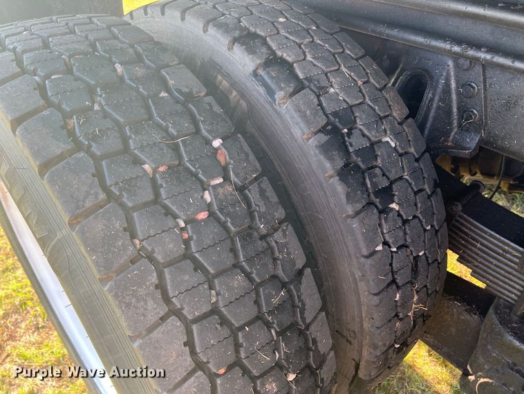 image for item MQ9789 2002 International 4900  dump truck