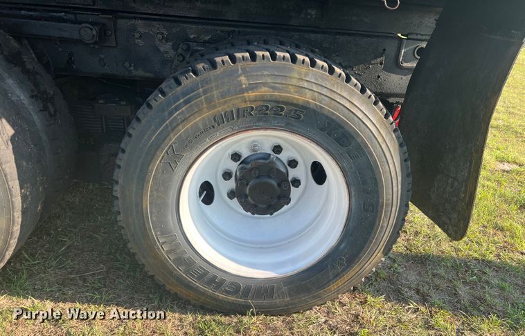 image for item MQ9789 2002 International 4900  dump truck