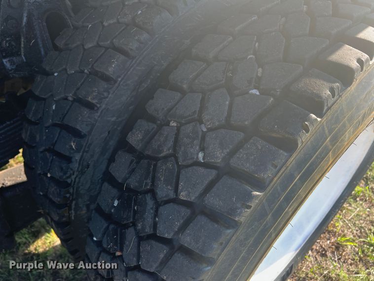 image for item MQ9789 2002 International 4900  dump truck