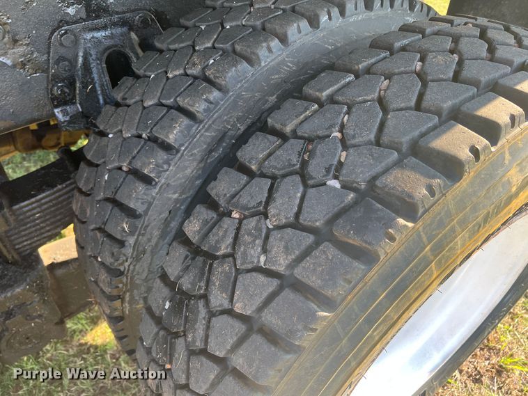 image for item MQ9789 2002 International 4900  dump truck