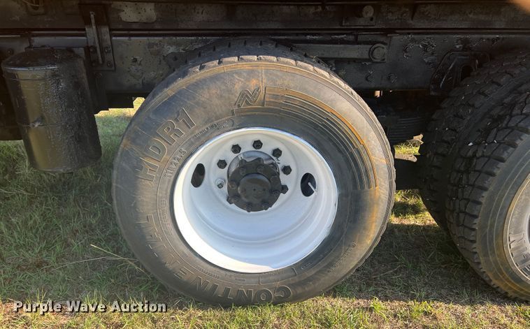 image for item MQ9789 2002 International 4900  dump truck