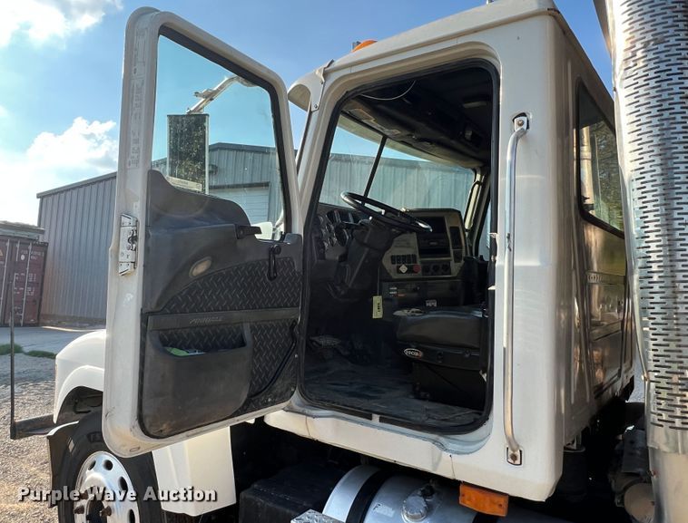 image for item MQ9812 2009 Mack CHU613  dump truck