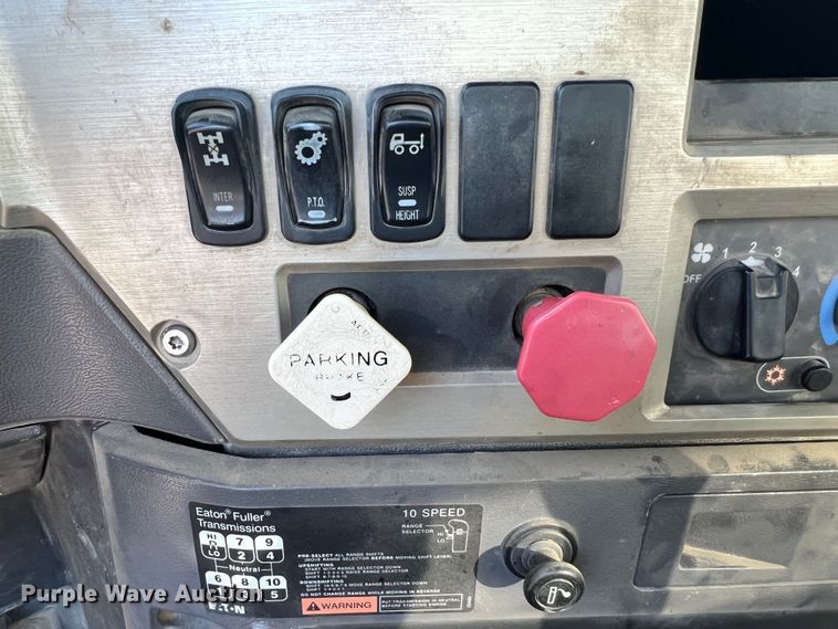 image for item MQ9812 2009 Mack CHU613  dump truck