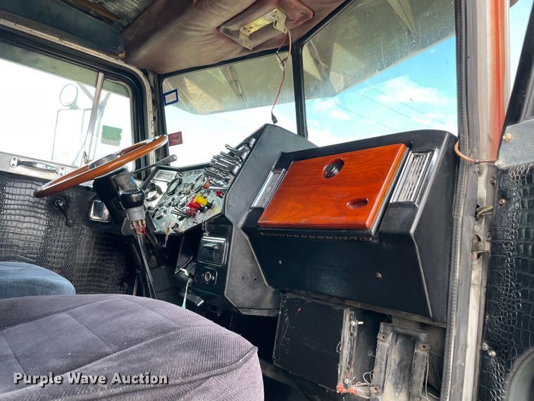 image for item MR9287 1991 Peterbilt 379  semi truck