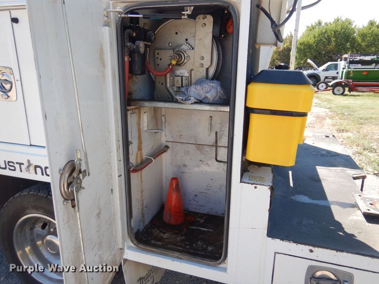 image for item DB7777 2001 Ford F550 Super Duty  utility / service truck