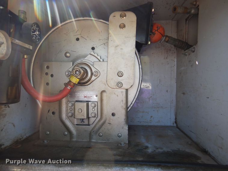 image for item DB7777 2001 Ford F550 Super Duty  utility / service truck