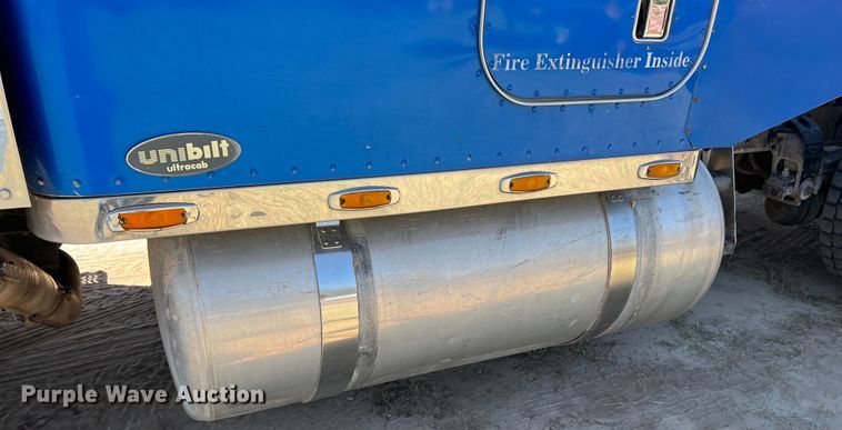 image for item DJ7720 2000 Peterbilt 379  semi truck