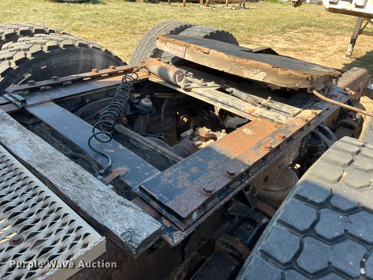 image for item DJ7720 2000 Peterbilt 379  semi truck