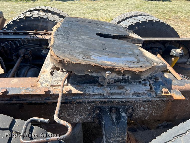 image for item DJ7720 2000 Peterbilt 379  semi truck