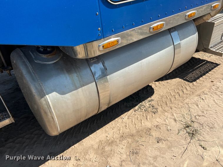 image for item DJ7720 2000 Peterbilt 379  semi truck