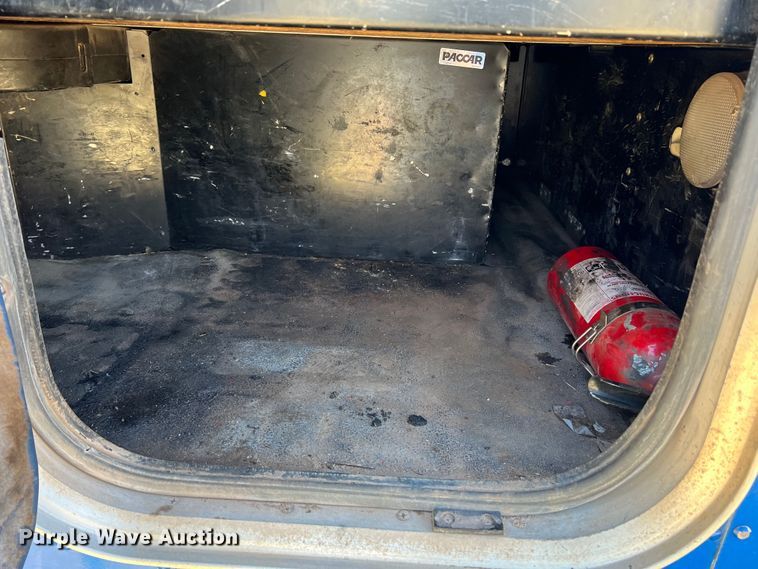 image for item DJ7720 2000 Peterbilt 379  semi truck