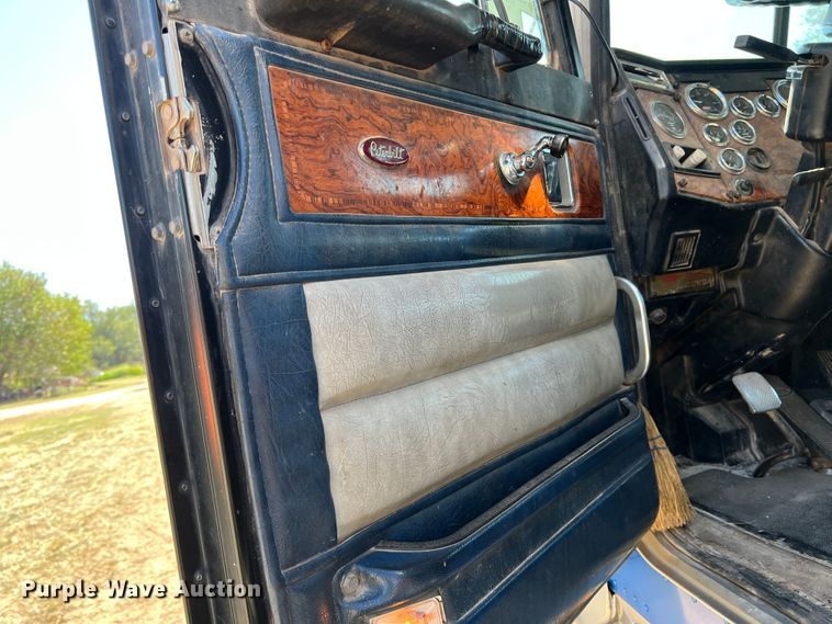 image for item DJ7720 2000 Peterbilt 379  semi truck