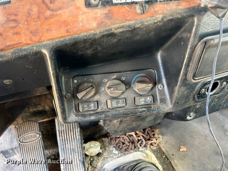 image for item DJ7720 2000 Peterbilt 379  semi truck