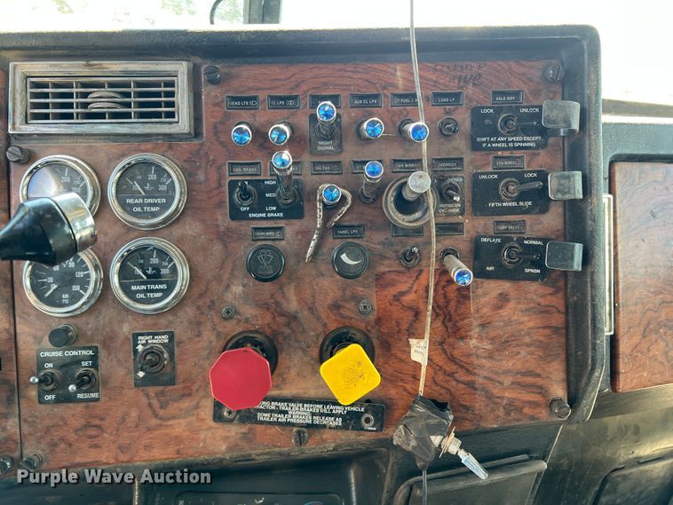 image for item DJ7720 2000 Peterbilt 379  semi truck