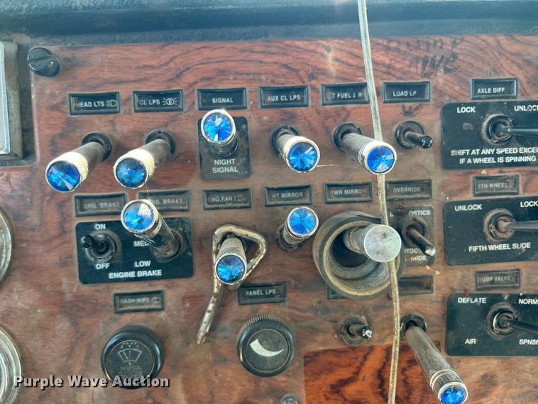 image for item DJ7720 2000 Peterbilt 379  semi truck