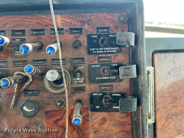 image for item DJ7720 2000 Peterbilt 379  semi truck