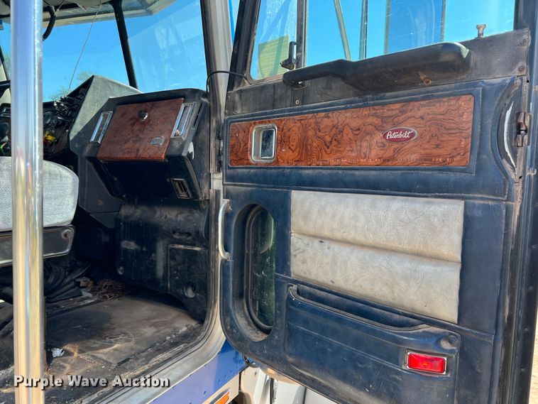 image for item DJ7720 2000 Peterbilt 379  semi truck