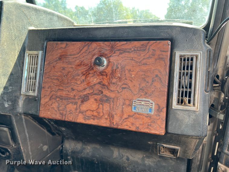 image for item DJ7720 2000 Peterbilt 379  semi truck