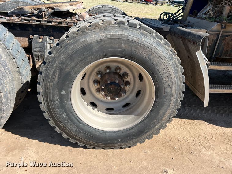 image for item DJ7720 2000 Peterbilt 379  semi truck