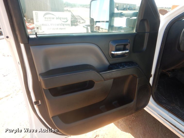 image for item DJ8993 2015 Chevrolet Silverado 3500HD  Crew Cab flatbed pickup truck