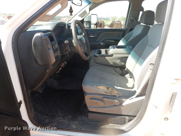 image for item DJ8993 2015 Chevrolet Silverado 3500HD  Crew Cab flatbed pickup truck