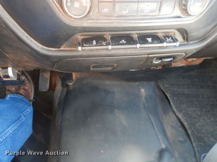 image for item DJ8993 2015 Chevrolet Silverado 3500HD  Crew Cab flatbed pickup truck