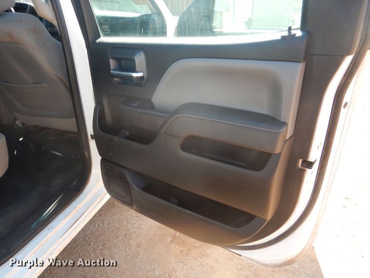 image for item DJ8993 2015 Chevrolet Silverado 3500HD  Crew Cab flatbed pickup truck