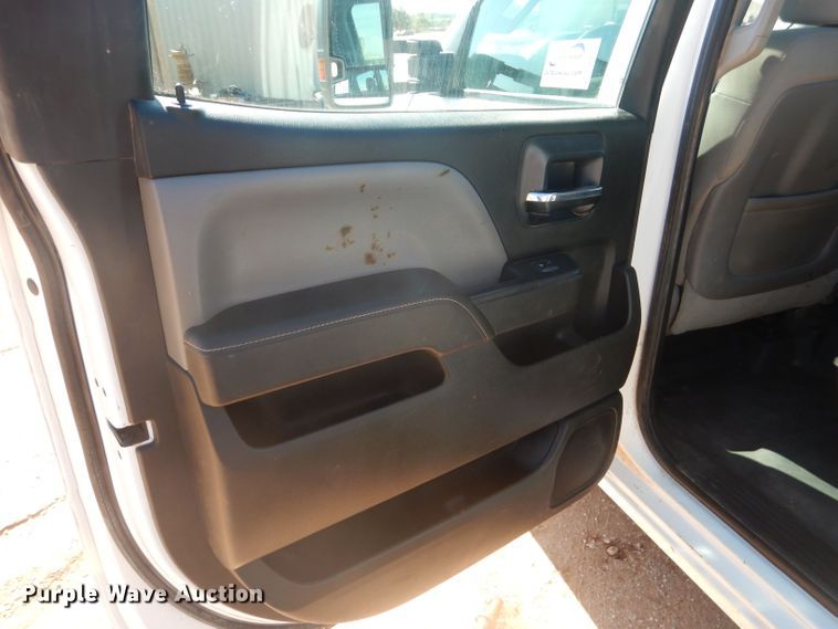 image for item DJ8993 2015 Chevrolet Silverado 3500HD  Crew Cab flatbed pickup truck