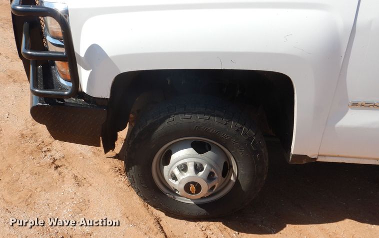 image for item DJ8993 2015 Chevrolet Silverado 3500HD  Crew Cab flatbed pickup truck