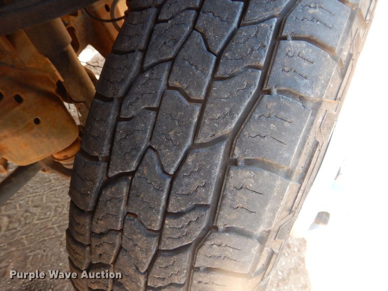 image for item DJ8993 2015 Chevrolet Silverado 3500HD  Crew Cab flatbed pickup truck