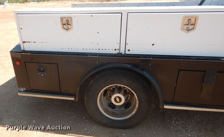 image for item DJ8993 2015 Chevrolet Silverado 3500HD  Crew Cab flatbed pickup truck