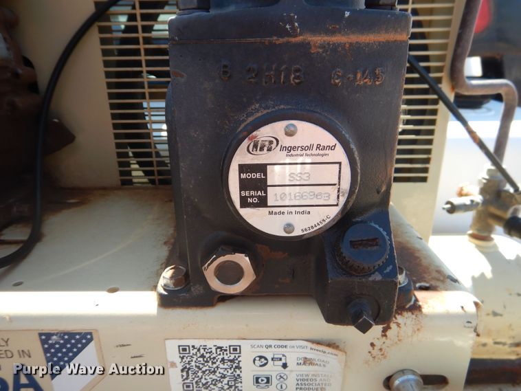 image for item DJ8996 2015 Chevrolet Silverado 3500HD  Crew Cab flatbed pickup truck