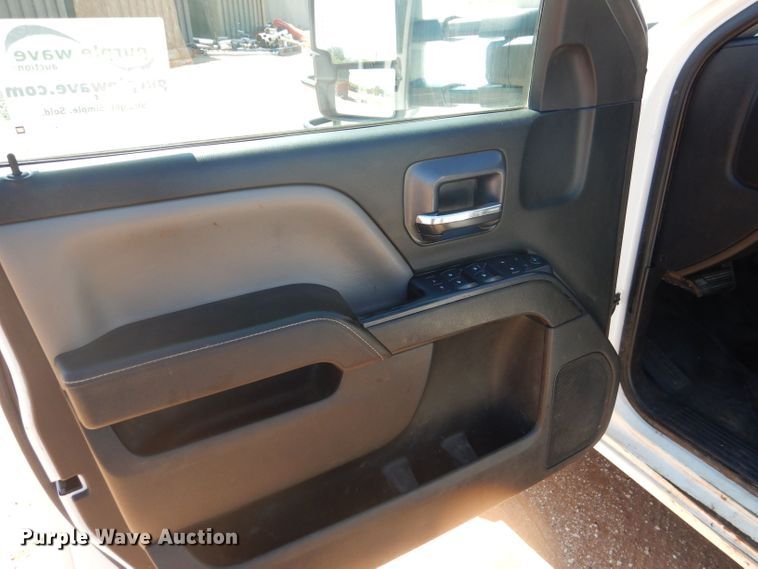 image for item DJ8996 2015 Chevrolet Silverado 3500HD  Crew Cab flatbed pickup truck