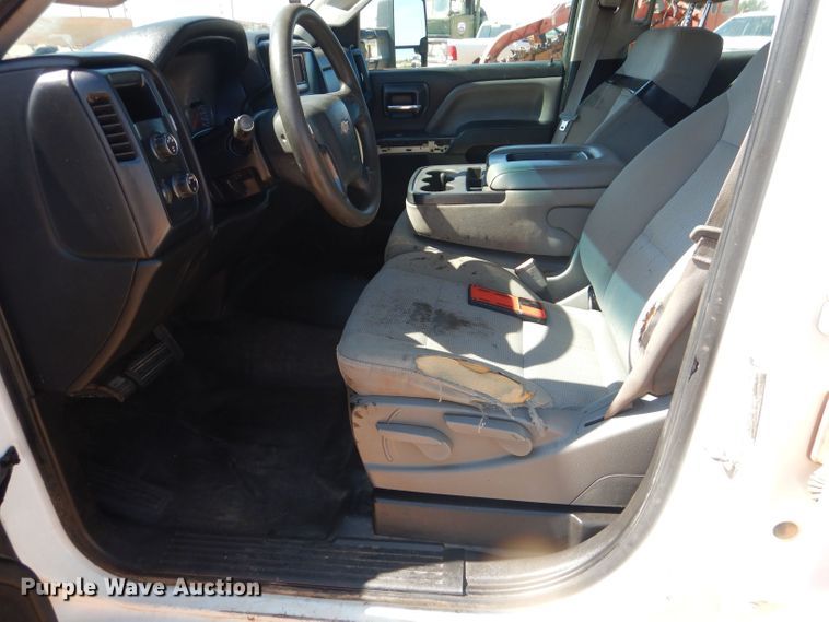 image for item DJ8996 2015 Chevrolet Silverado 3500HD  Crew Cab flatbed pickup truck