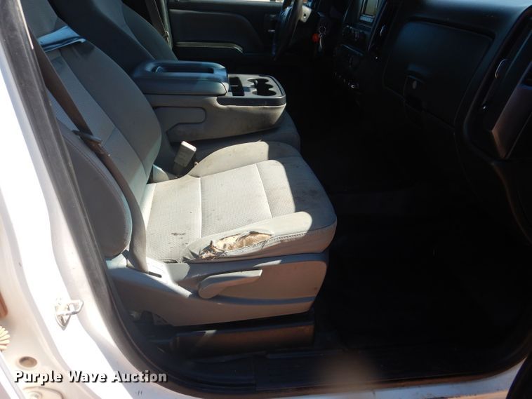 image for item DJ8996 2015 Chevrolet Silverado 3500HD  Crew Cab flatbed pickup truck