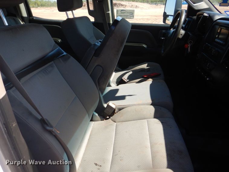 image for item DJ8996 2015 Chevrolet Silverado 3500HD  Crew Cab flatbed pickup truck