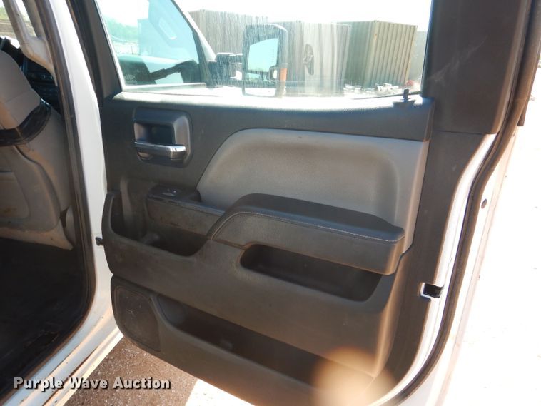 image for item DJ8996 2015 Chevrolet Silverado 3500HD  Crew Cab flatbed pickup truck