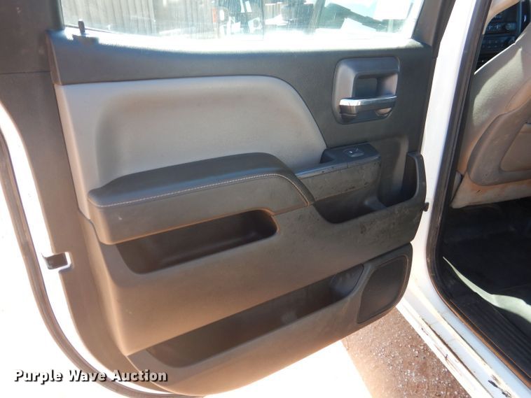 image for item DJ8996 2015 Chevrolet Silverado 3500HD  Crew Cab flatbed pickup truck