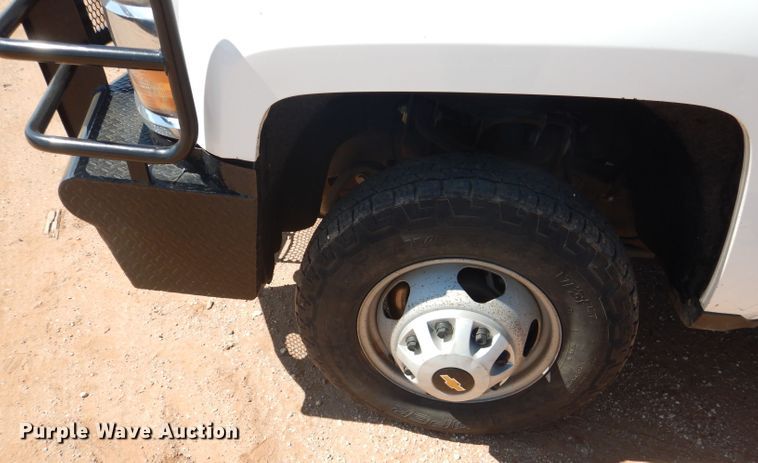 image for item DJ8996 2015 Chevrolet Silverado 3500HD  Crew Cab flatbed pickup truck