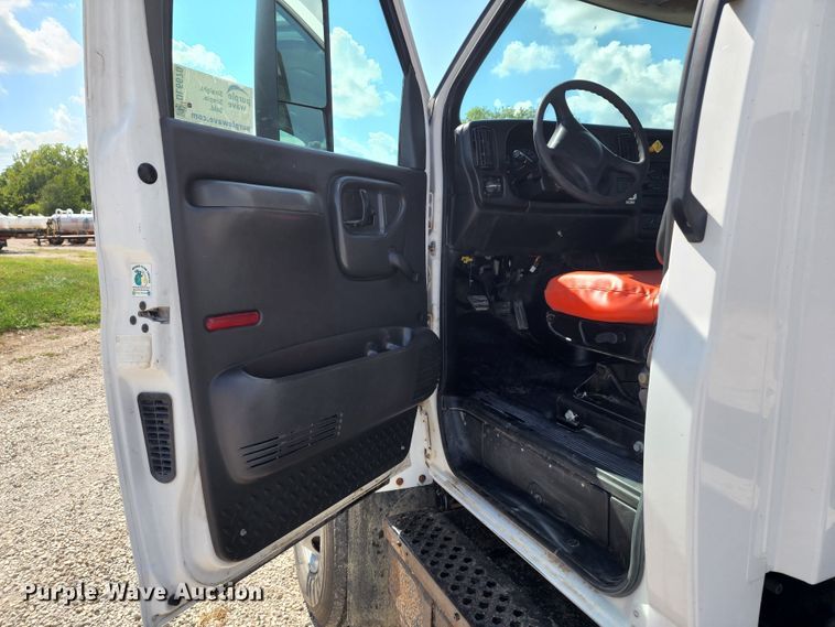 image for item DL6670 2005 Chevrolet C8500  truck cab and chassis
