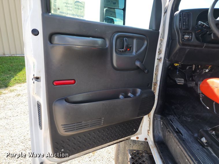image for item DL6670 2005 Chevrolet C8500  truck cab and chassis