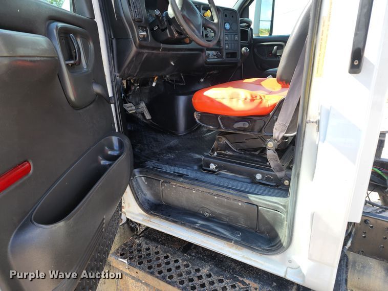 image for item DL6670 2005 Chevrolet C8500  truck cab and chassis